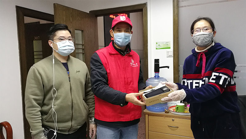 智能设备助力某情防控——华视电子捐赠数台手持身份核查设备 智能设备助力某情防控——华视电子捐赠数台手持身份核查设备